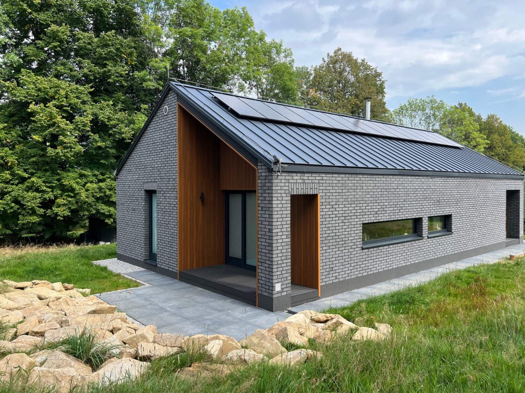 Lamellenfassade 3D Amber an einer Gebäudefassade