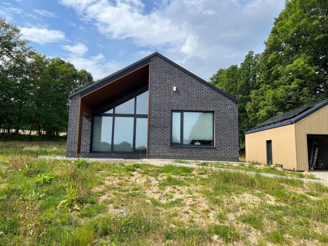 Lamellenfassade 3D Amber an einer Gebäudefassade