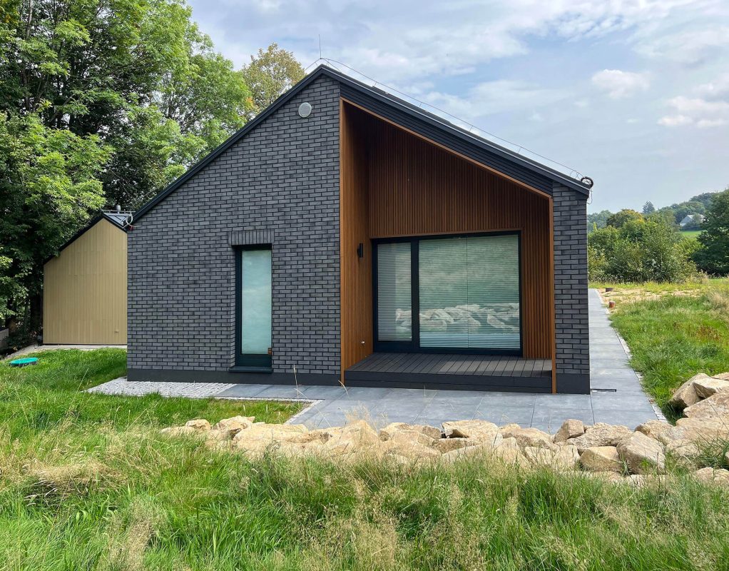 Lamellenfassade 3D Amber an einer Gebäudefassade