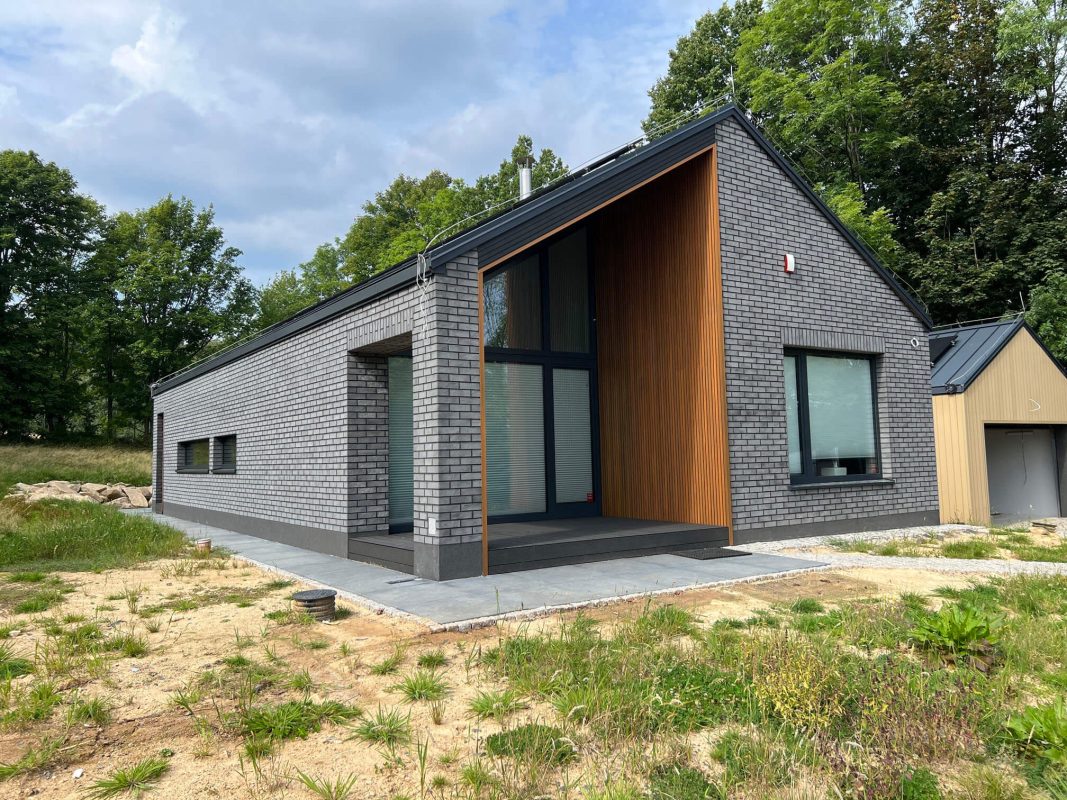 Lamellenfassade 3D Amber an einer Gebäudefassade