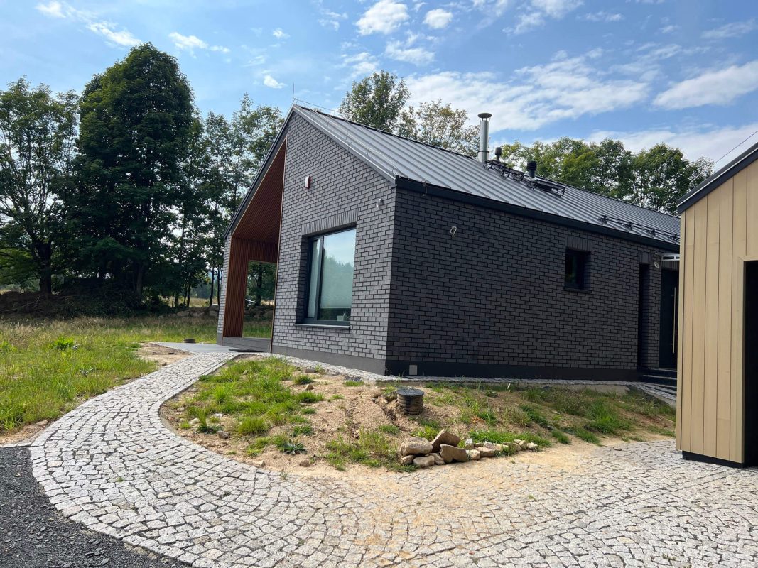 Lamellenfassade 3D Amber an einer Gebäudefassade