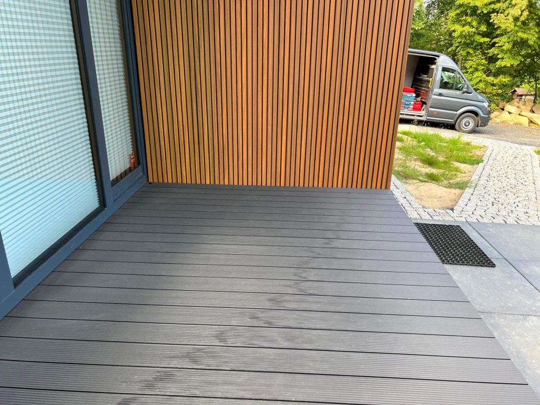 Lamellenfassade 3D Amber an einer Gebäudefassade