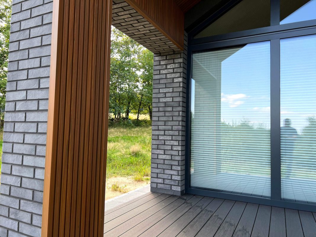 Lamellenfassade 3D Amber an einer Gebäudefassade