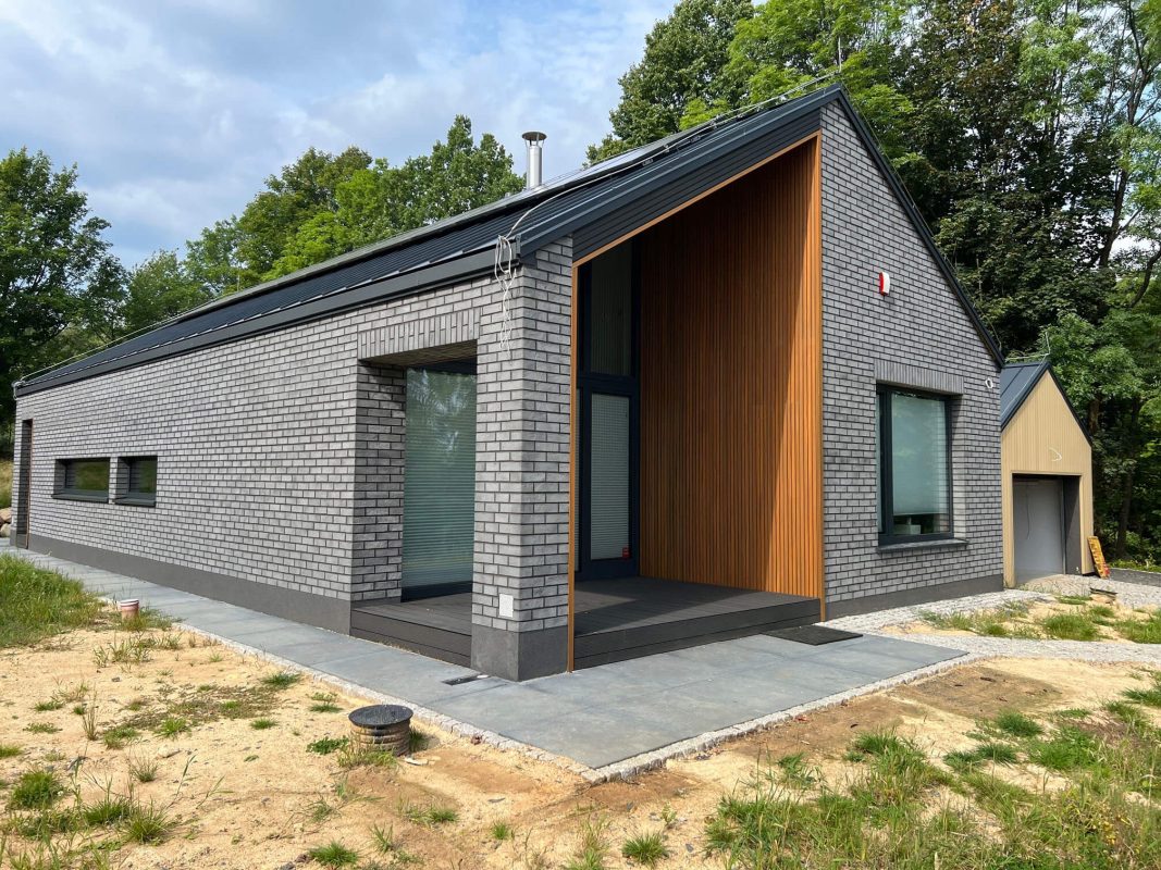 Lamellenfassade 3D Amber an einer Gebäudefassade