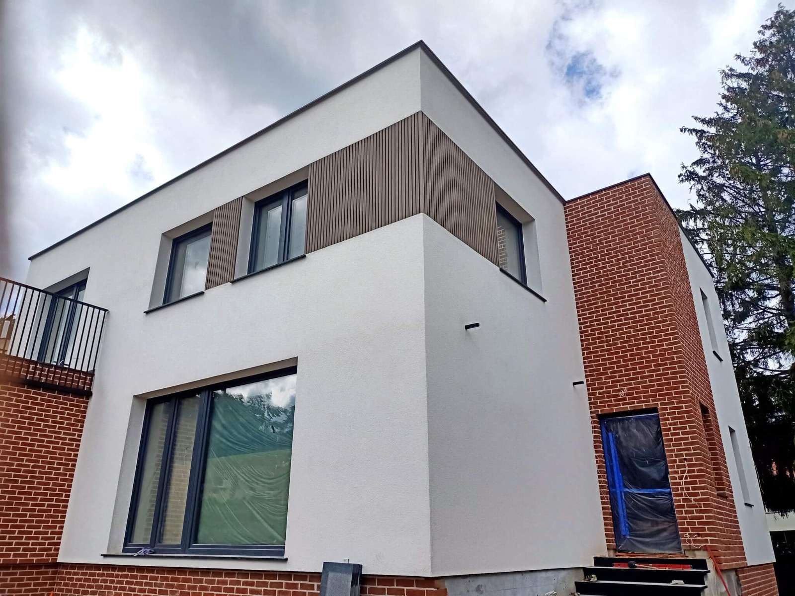 WPC 4-fach Rhombusprofil Premium Antique an der Hausfassade