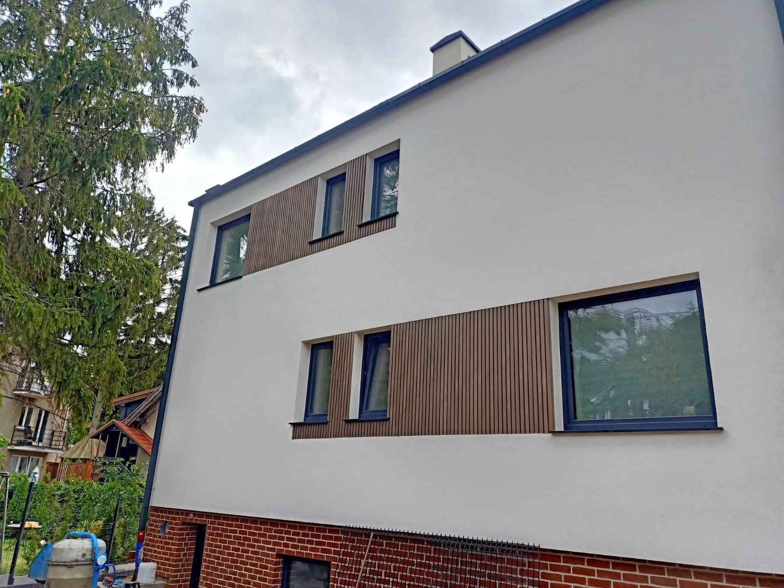 WPC 4-fach Rhombusprofil Premium Antique an der Hausfassade