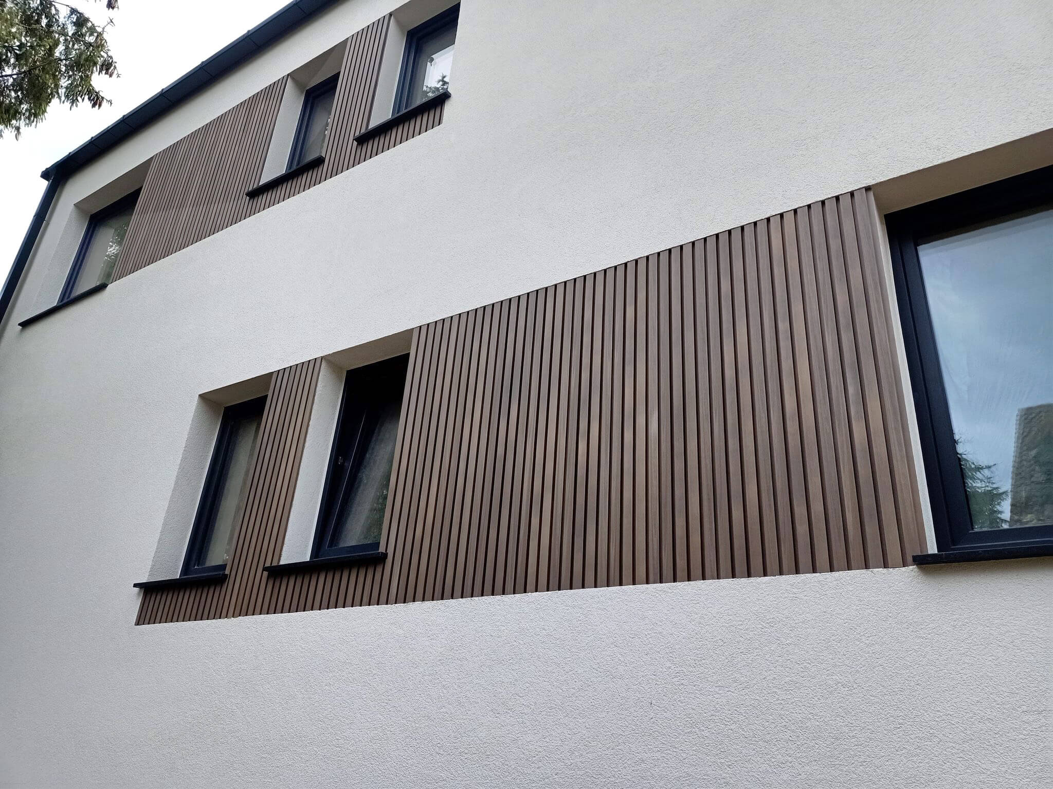 WPC 4-fach Rhombusprofil Premium Antique an der Hausfassade