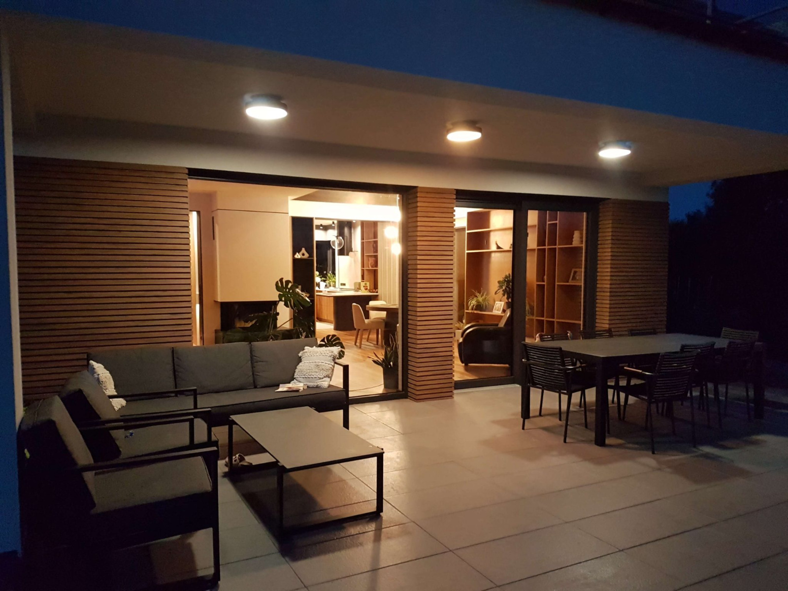 Lamellen an der Fassade in der Hauptrolle – neue Farbe: Eiche Winchester