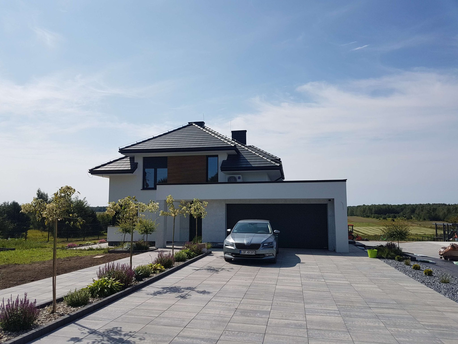 Lamellen an der Fassade in der Hauptrolle – neue Farbe: Eiche Winchester