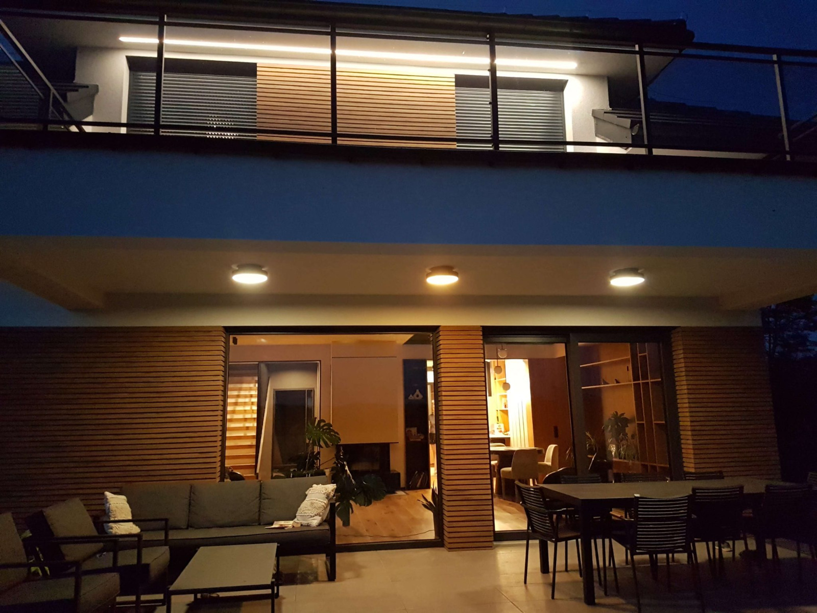 Lamellen an der Fassade in der Hauptrolle – neue Farbe: Eiche Winchester