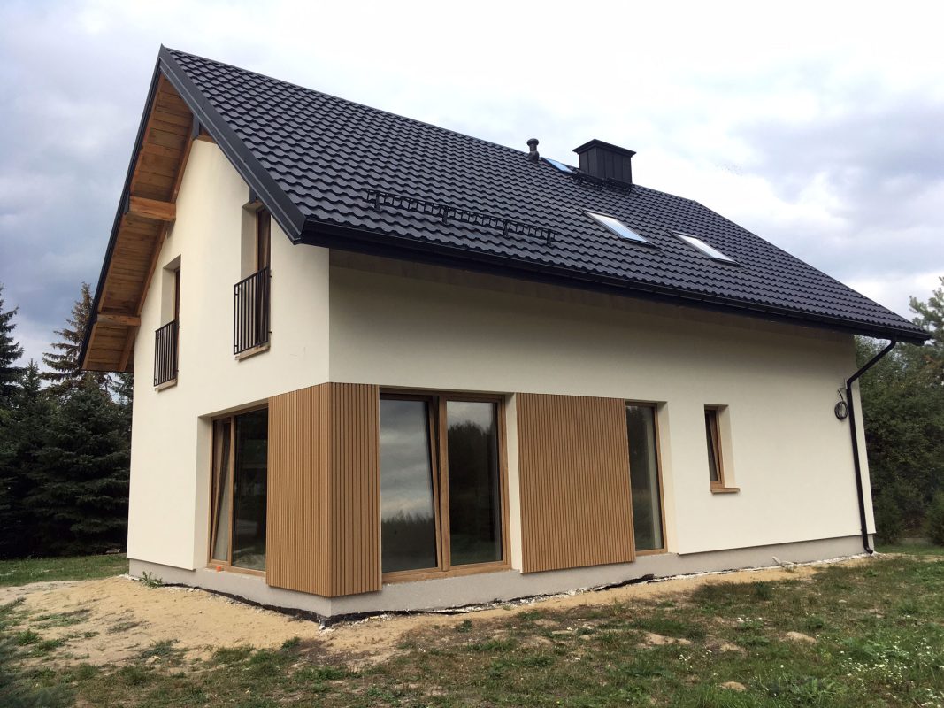 Fassade aus WPC 4-fach Rhombusprofil Eiche