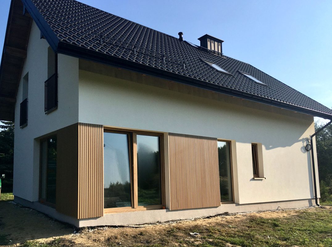 Fassade aus WPC 4-fach Rhombusprofil Eiche
