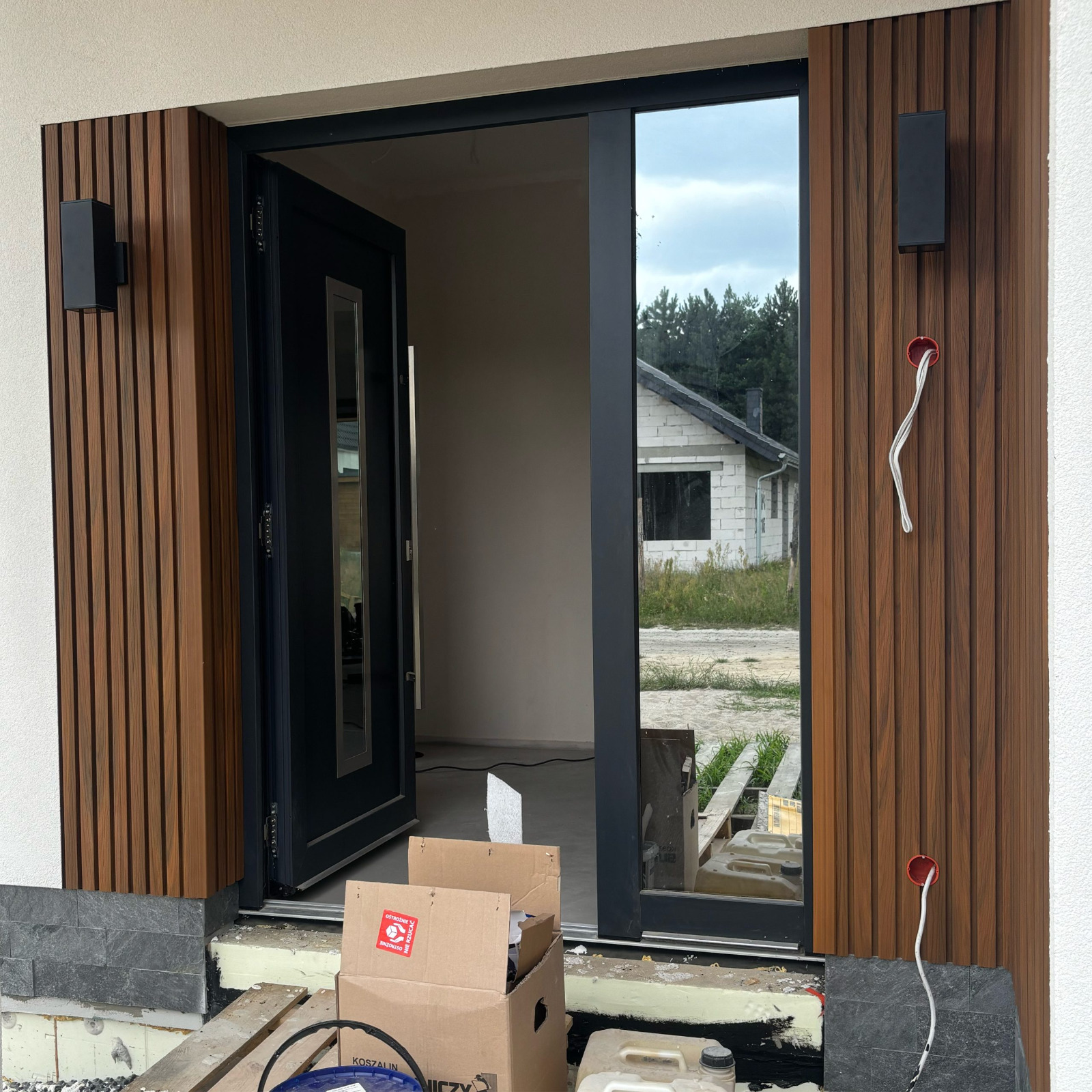 Premium 3D Fassadenlamellen Amber – ein eleganter Eingang mit Charakter