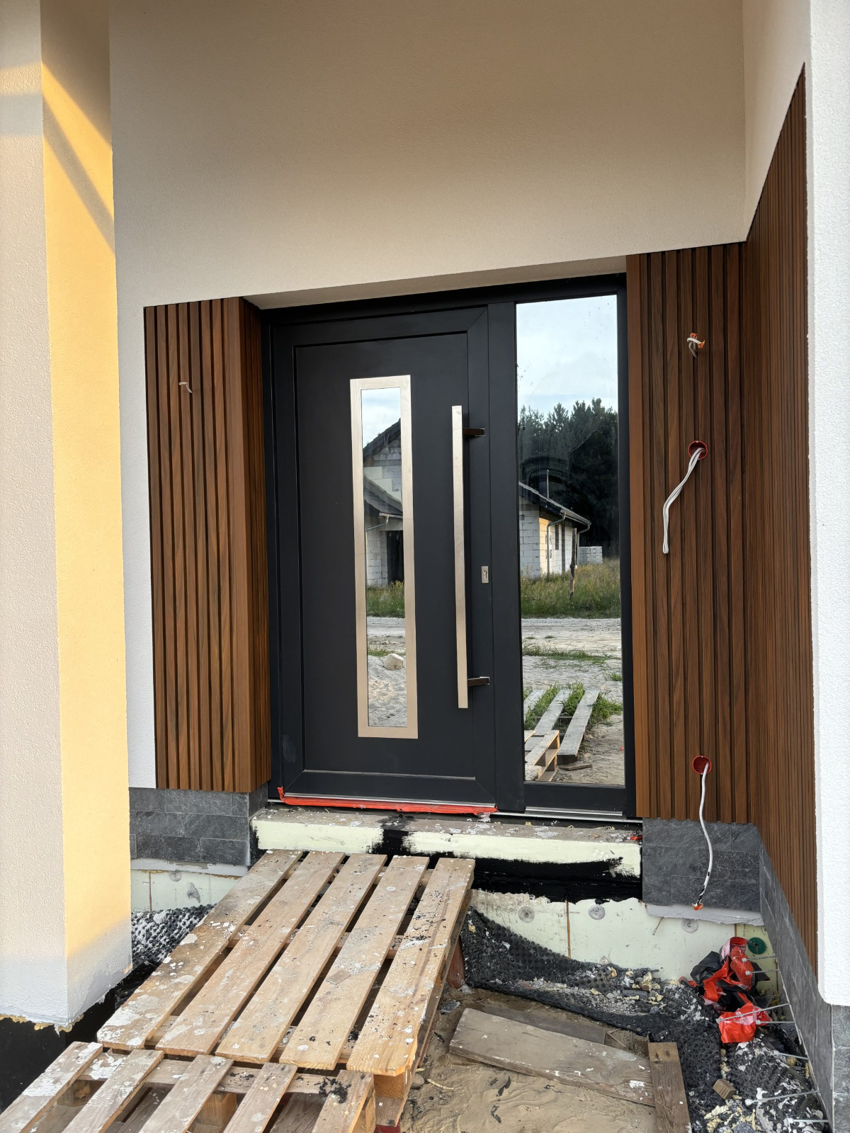 Premium 3D Fassadenlamellen Amber – ein eleganter Eingang mit Charakter