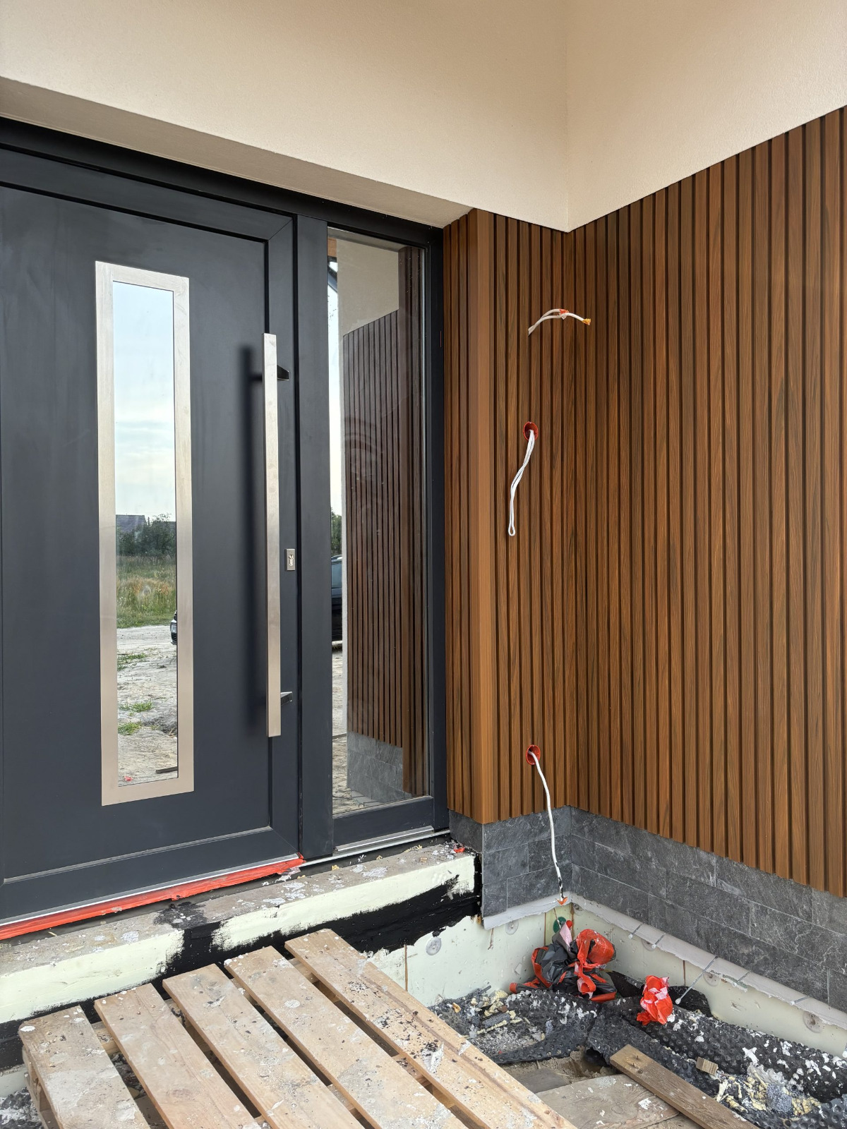 Premium 3D Fassadenlamellen Amber – ein eleganter Eingang mit Charakter