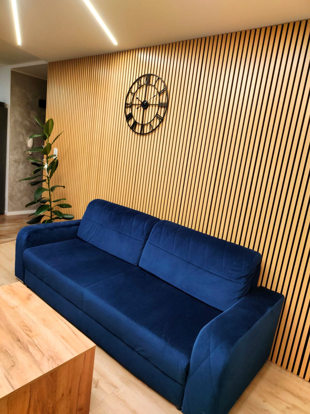 Wohnzimmergestaltung – Akustische Wandlamellen Helle Eiche