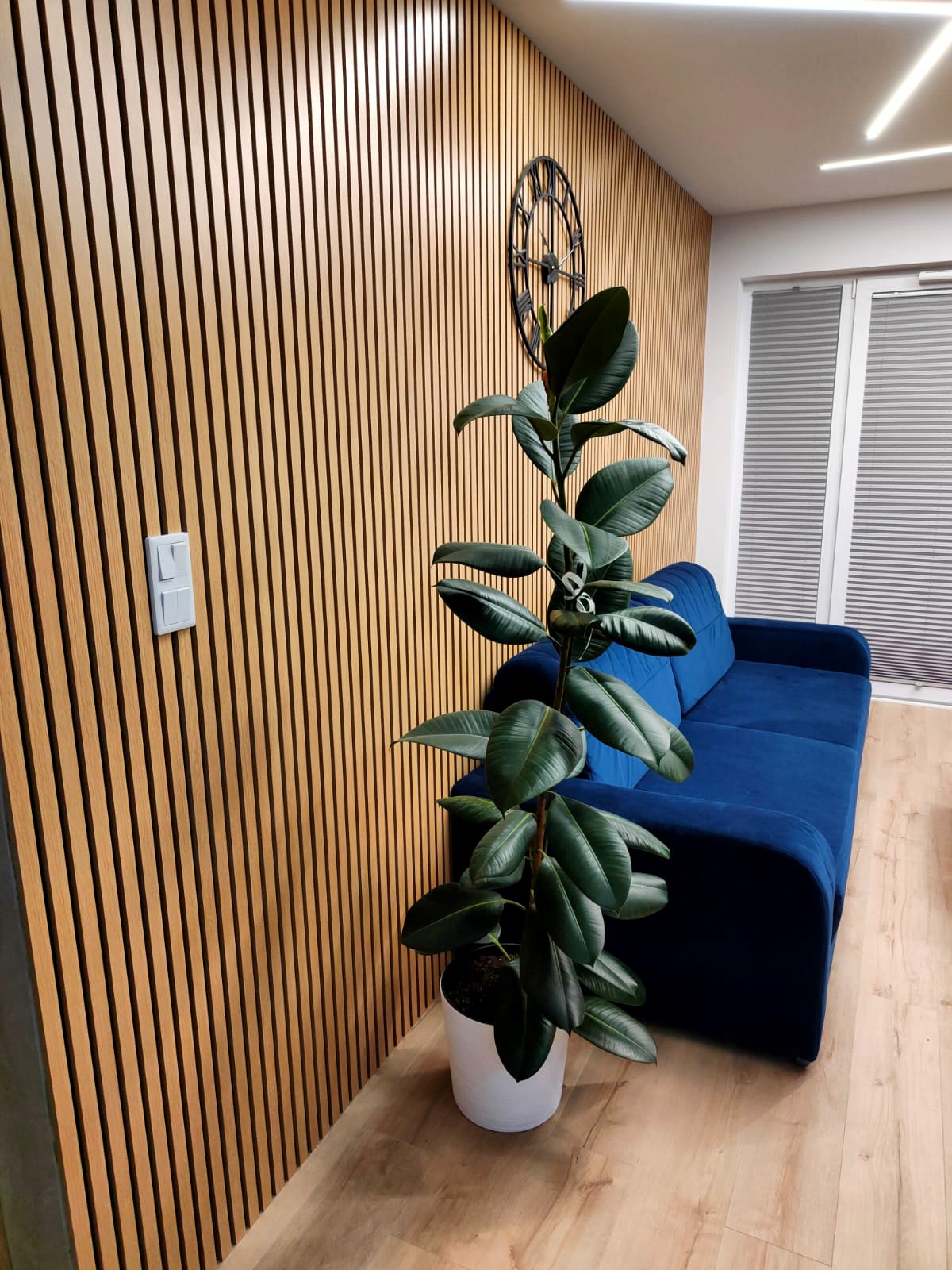 Wohnzimmergestaltung – Akustische Wandlamellen Helle Eiche