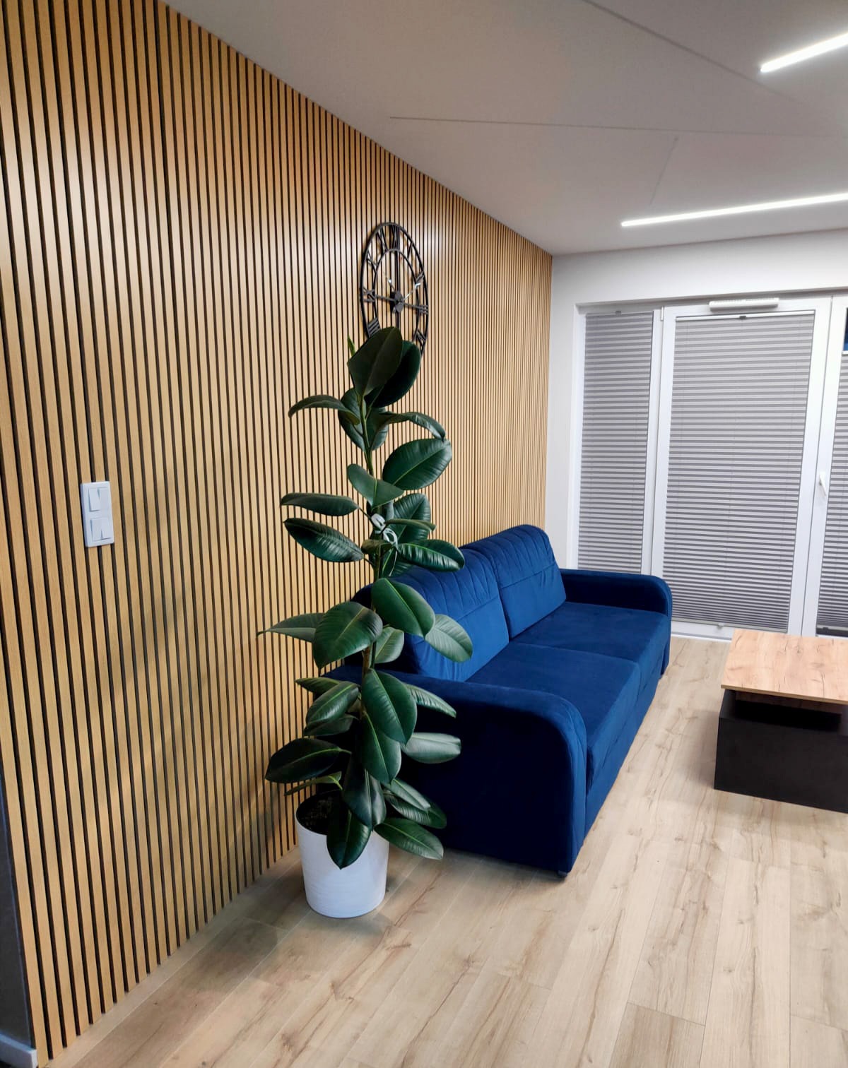 Wohnzimmergestaltung – Akustische Wandlamellen Helle Eiche