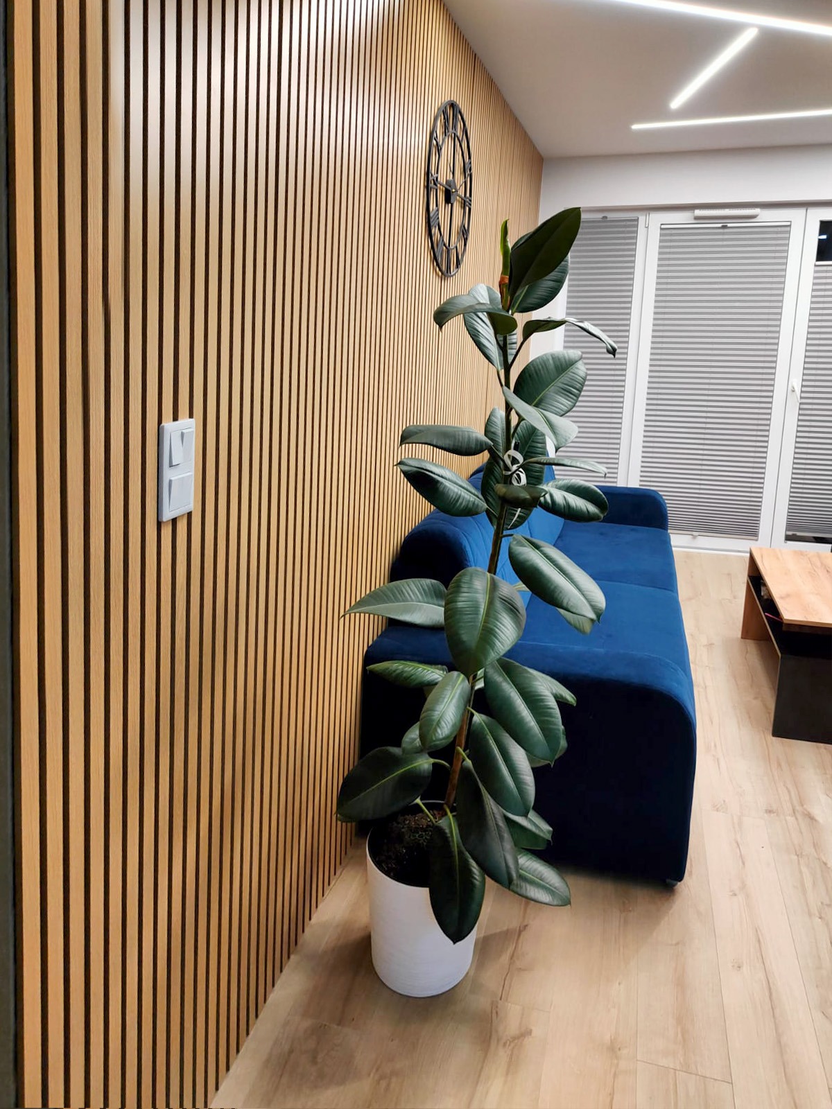 Wohnzimmergestaltung – Akustische Wandlamellen Helle Eiche