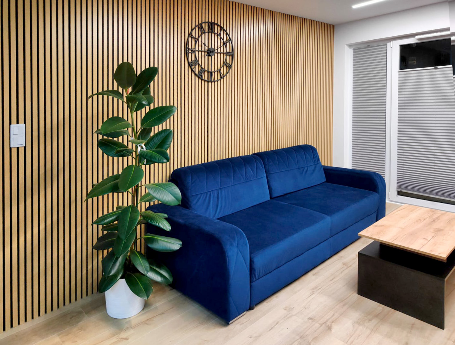 Wohnzimmergestaltung – Akustische Wandlamellen Helle Eiche