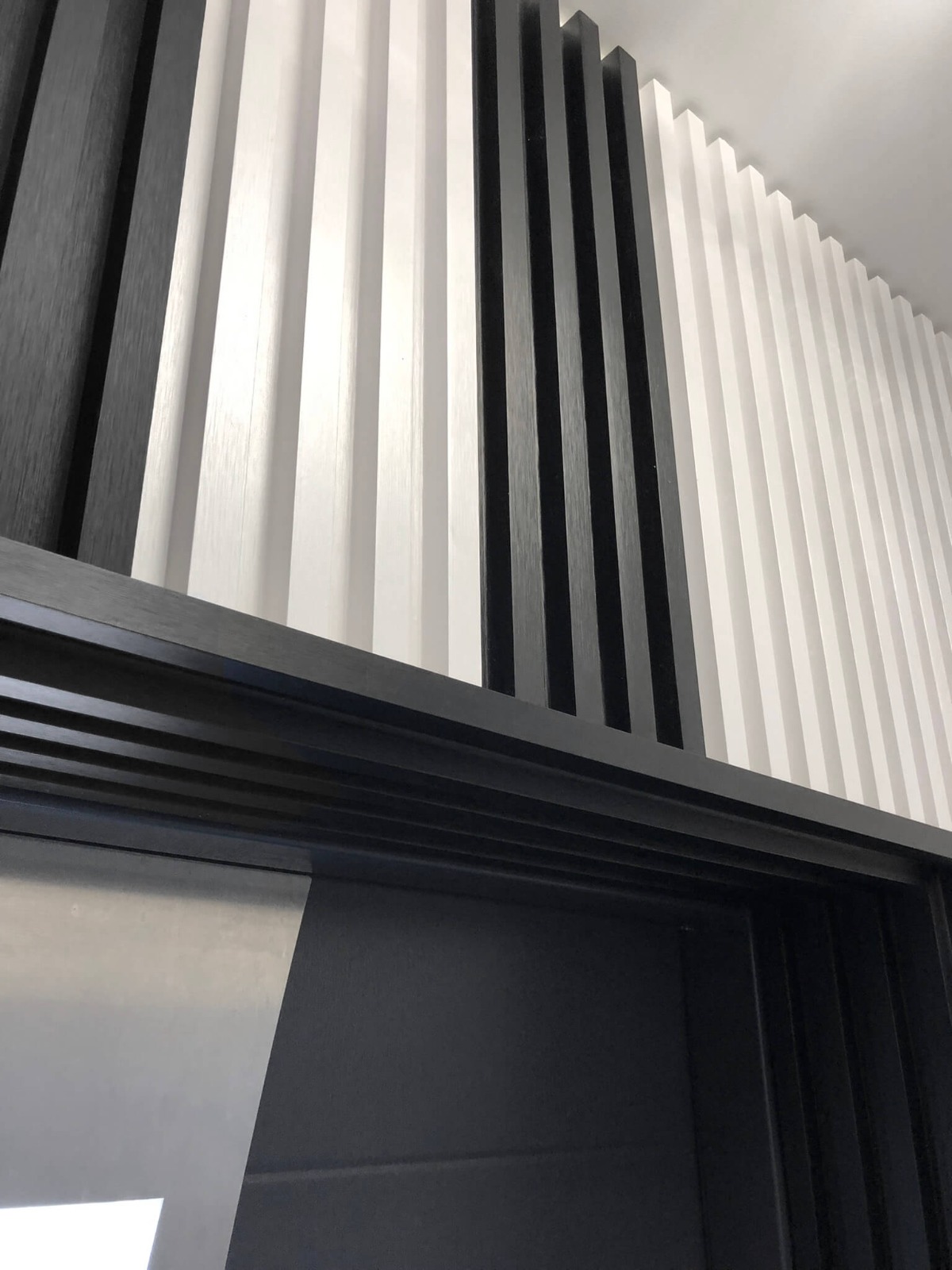 Türverkleidung - Wandlamellen Satin Schwarz und Weiß