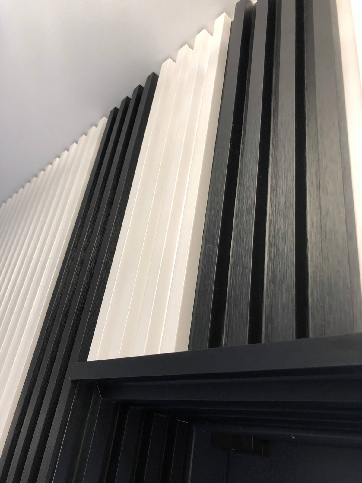 Türverkleidung - Wandlamellen Satin Schwarz und Weiß