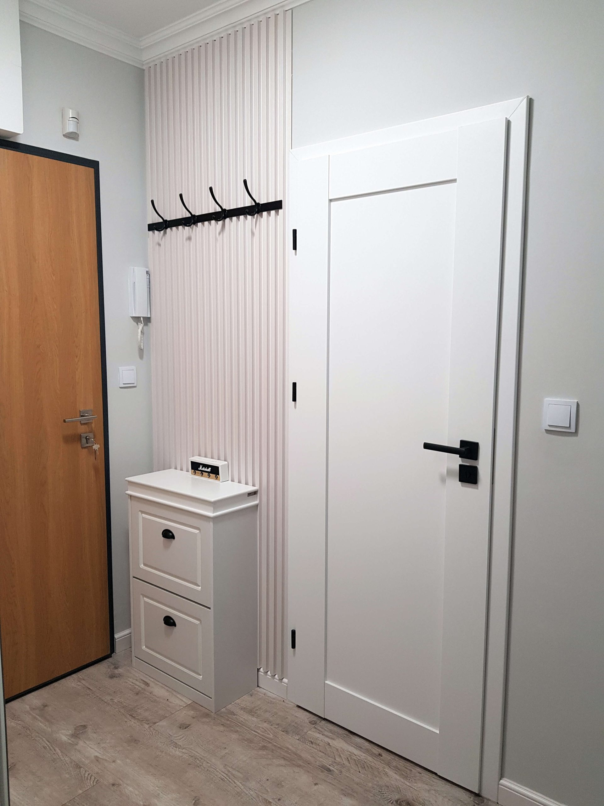 Dekorative Wandlamellen Satin Weiß – Gestaltung des Flurs