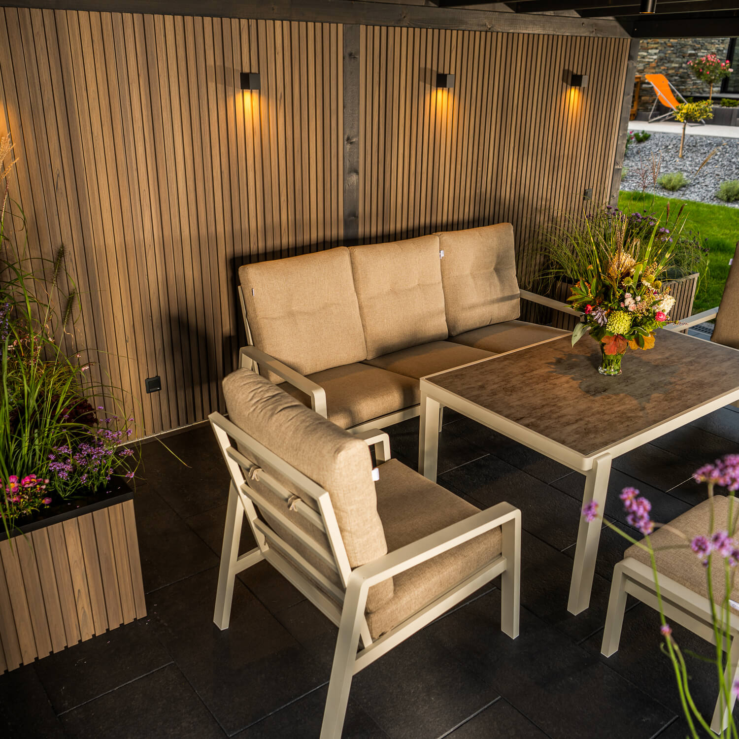 Überdachter Pavillon mit Lamellen-Fassadenbrettern Premium in Antikeiche