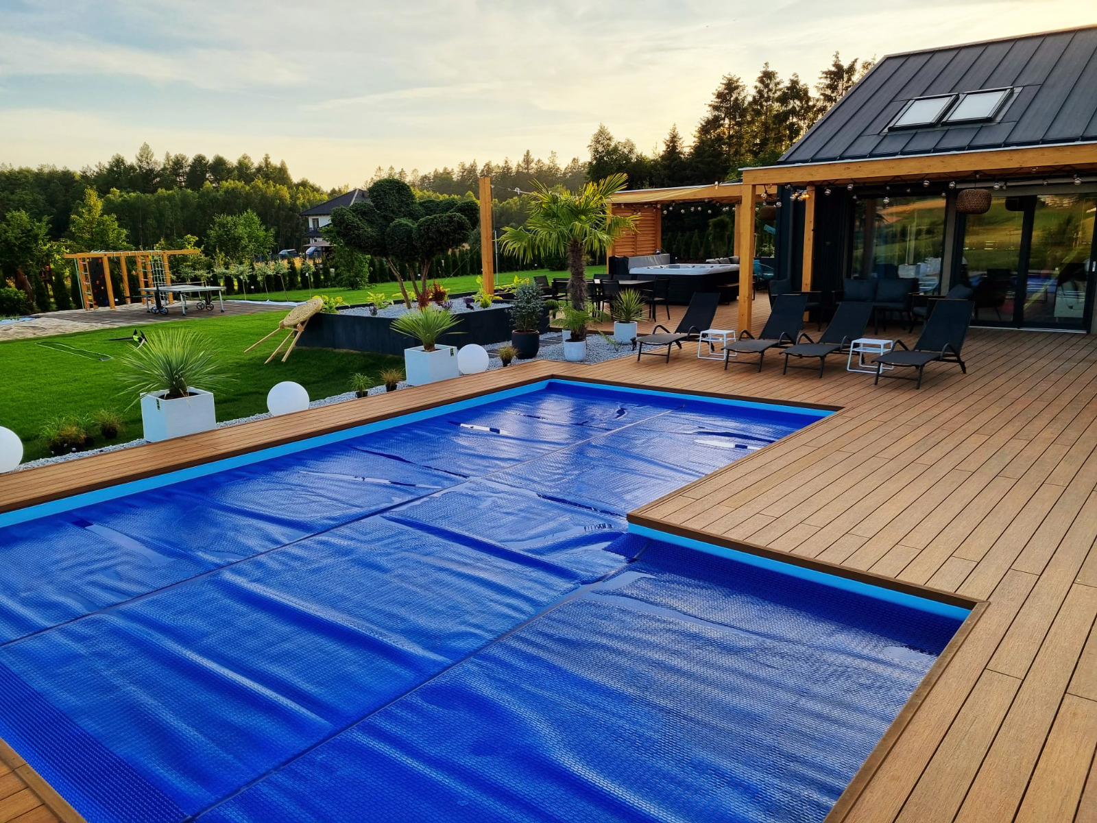 Luxuriöse Terrasse aus Premium Amber Verbunddielen mit Pool