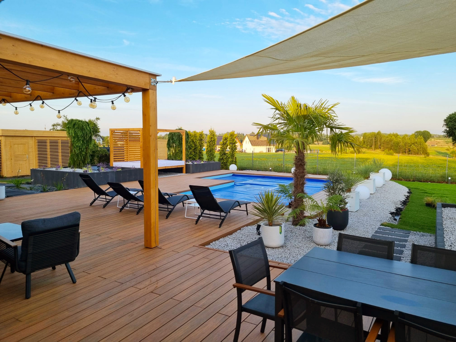 Luxuriöse Terrasse aus Premium Amber Verbunddielen mit Pool