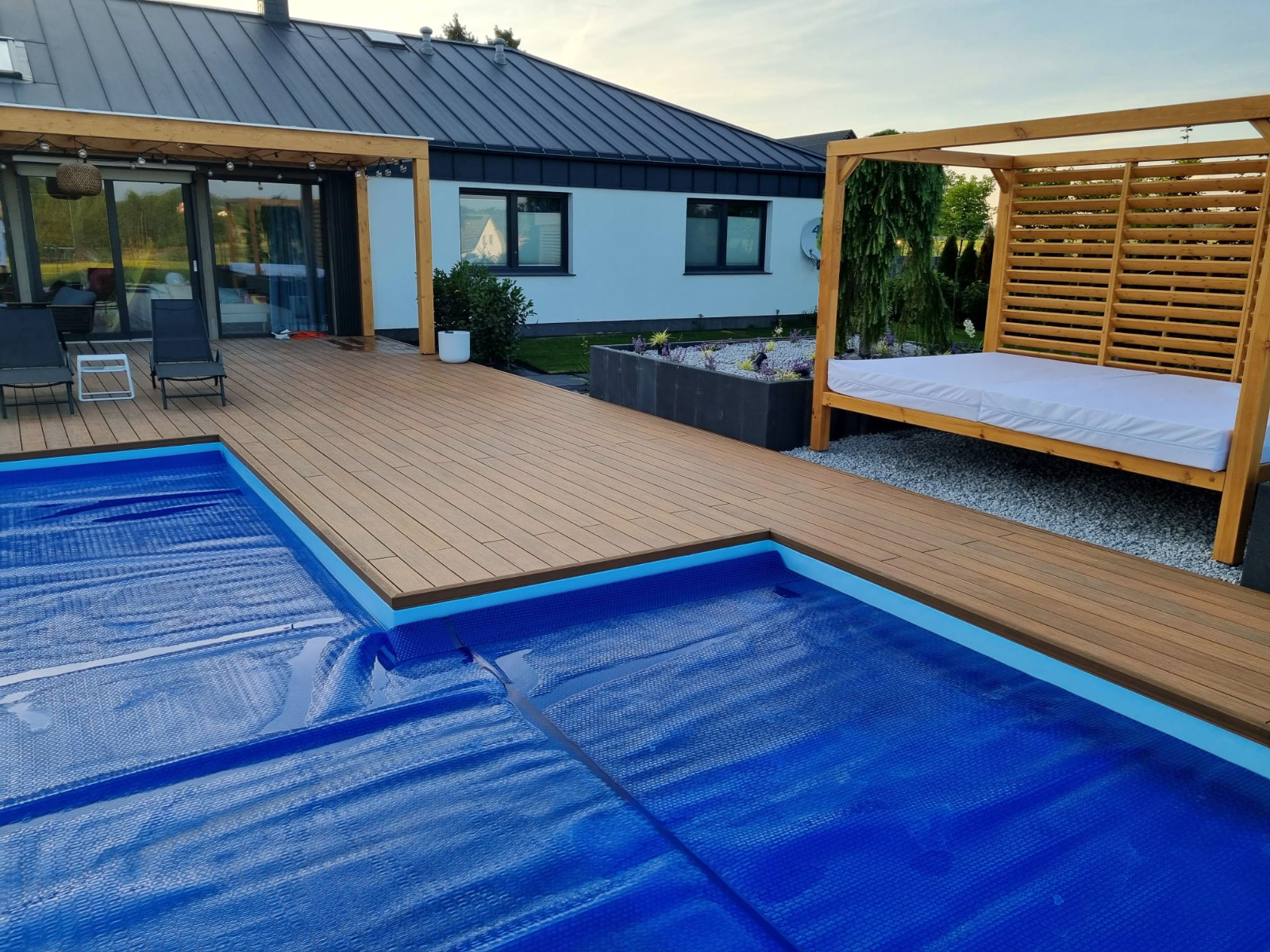 Luxuriöse Terrasse aus Premium Amber Verbunddielen mit Pool