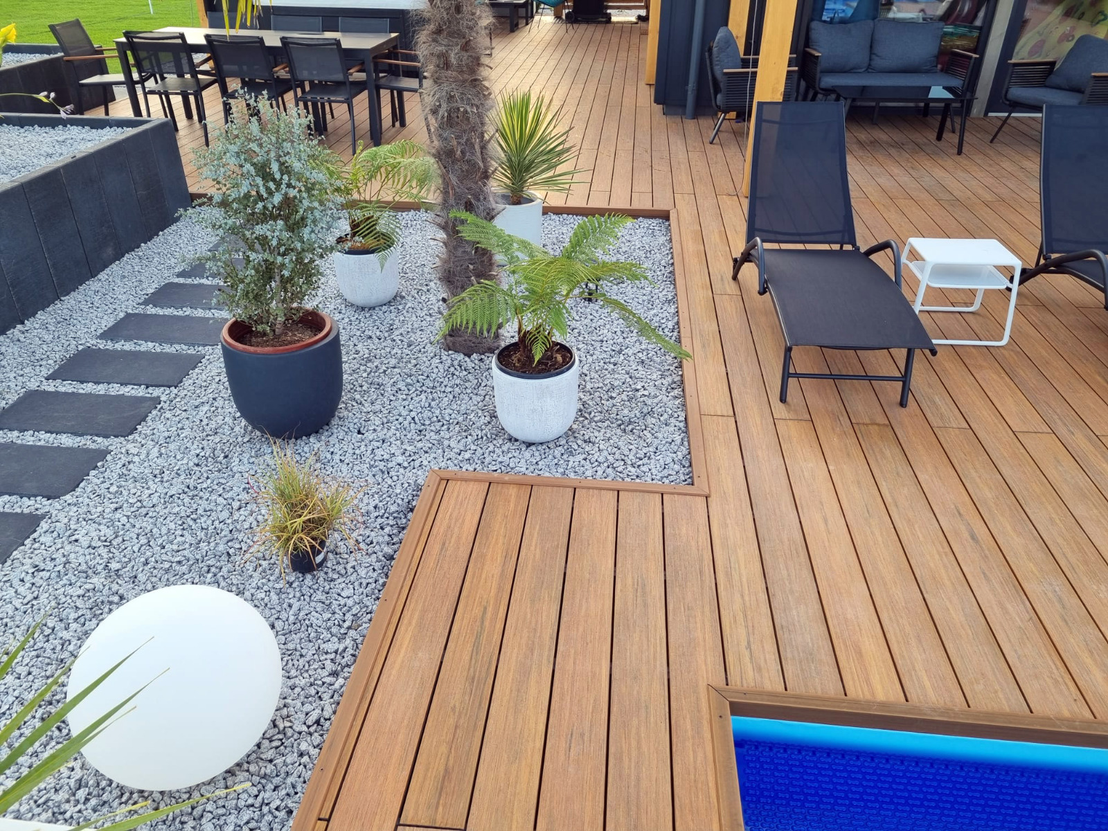 Luxuriöse Terrasse aus Premium Amber Verbunddielen mit Pool