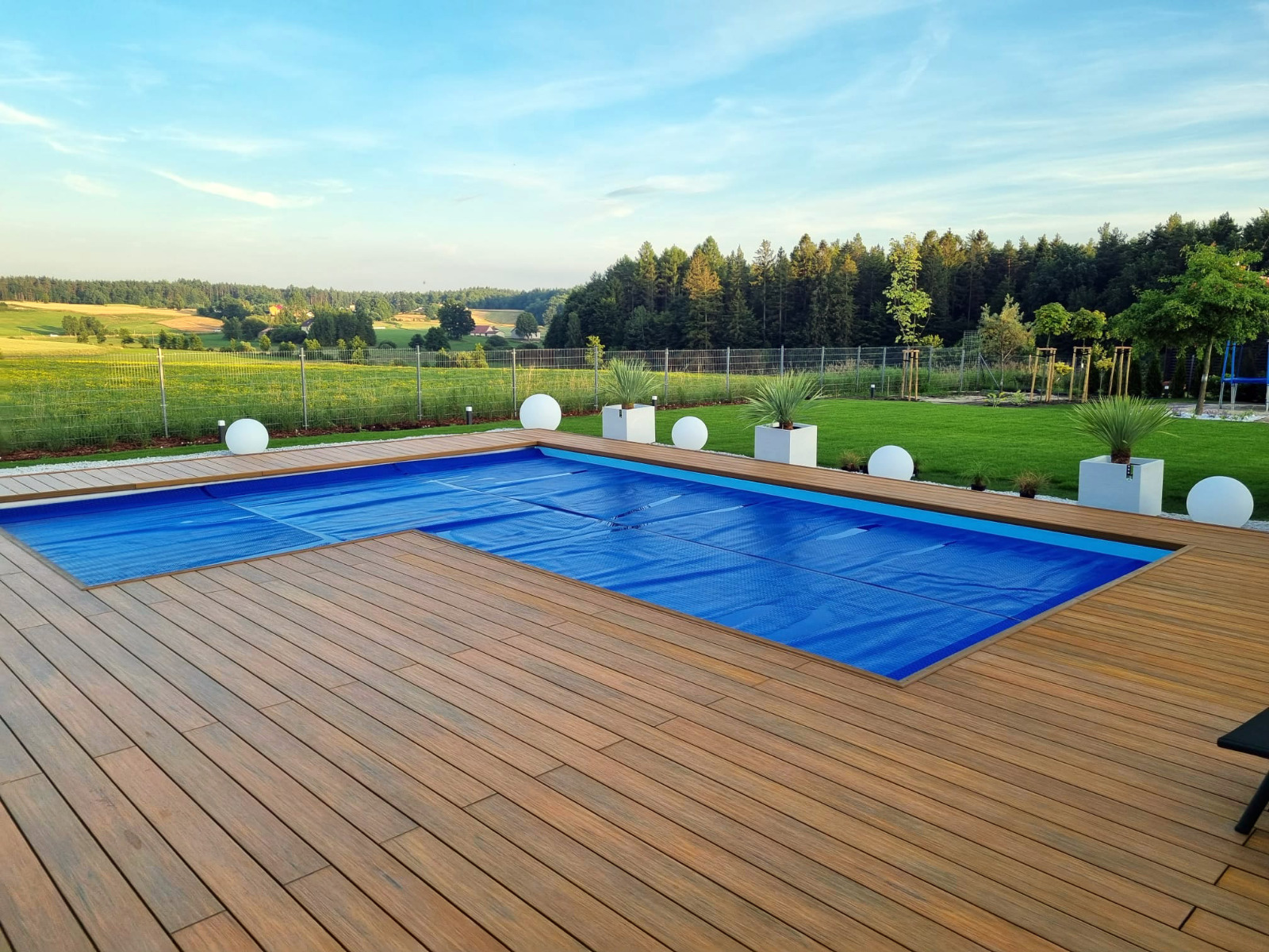 Luxuriöse Terrasse aus Premium Amber Verbunddielen mit Pool