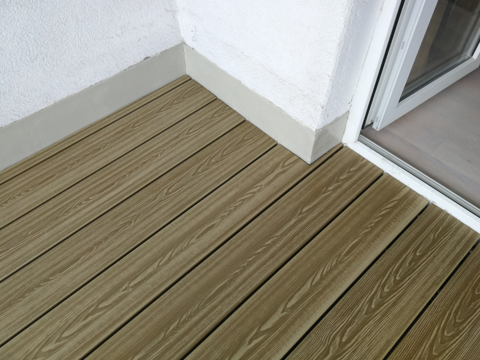 Honey Teak 3D Balkon – Harmonie im urbanen Raum