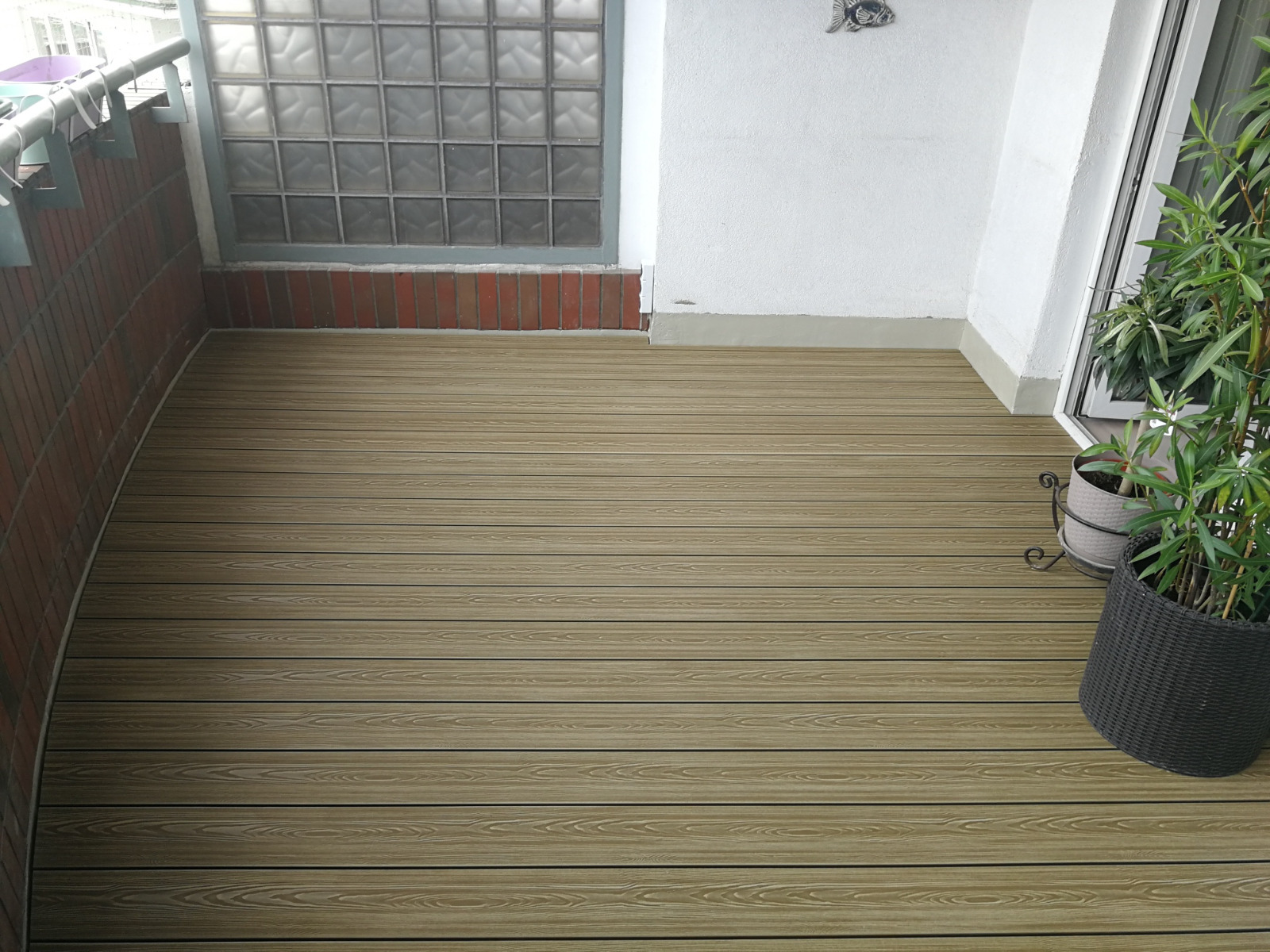 Honey Teak 3D Balkon – Harmonie im urbanen Raum