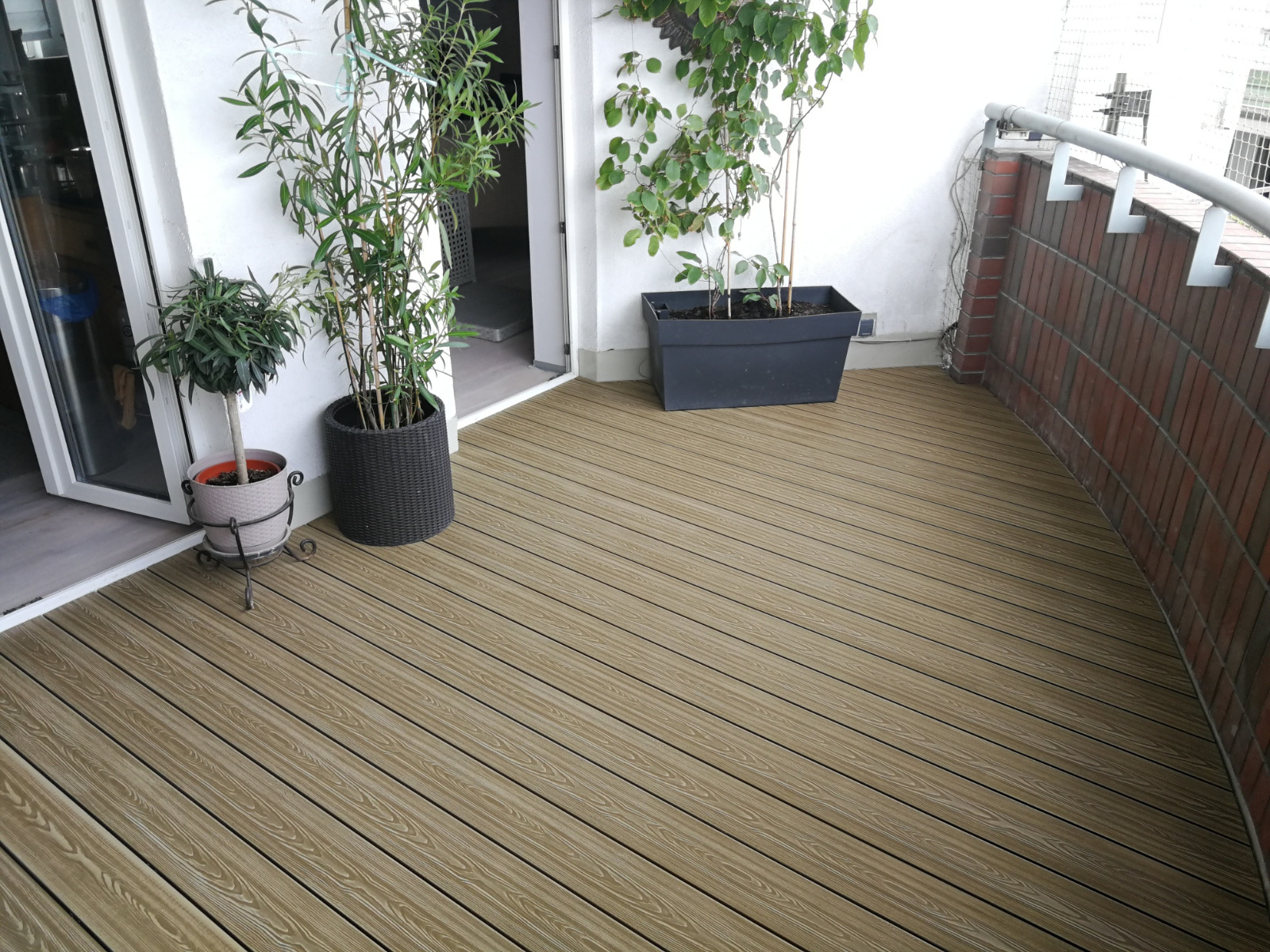 Honey Teak 3D Balkon – Harmonie im urbanen Raum