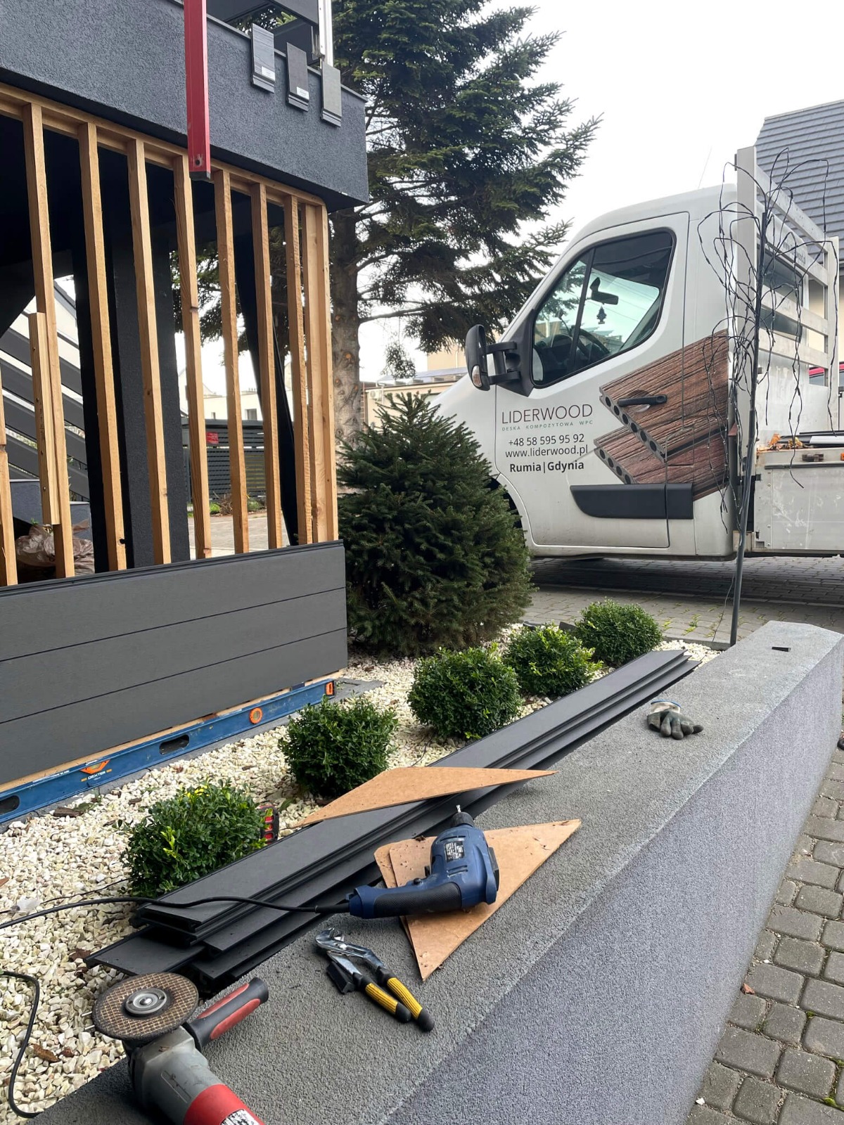 Fassadenverlegung von WPC dielen Standard Anthrazit