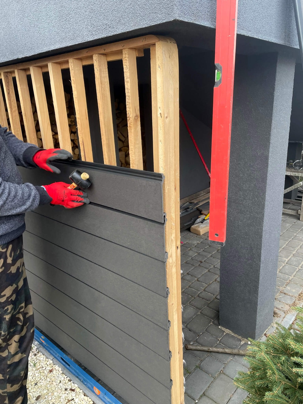 Fassadenverlegung von WPC dielen Standard Anthrazit