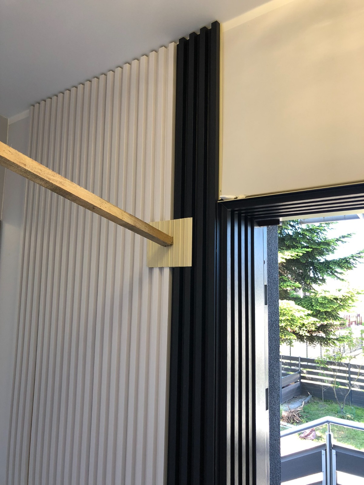 Einbau von Wandlamellen für den Innenbereich - Dekorative Wandlamellen Satin Black&White