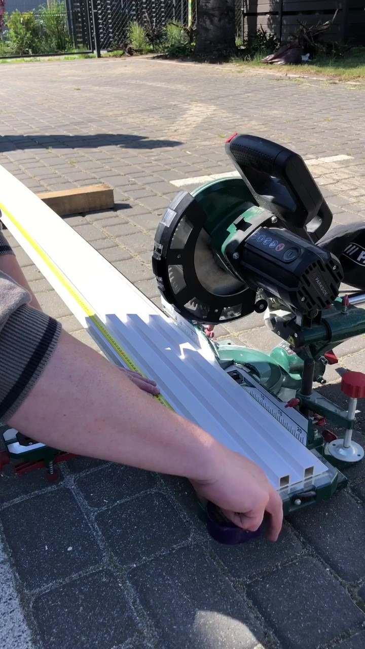 Einbau von Wandlamellen für den Innenbereich - Dekorative Wandlamellen Satin Black&White