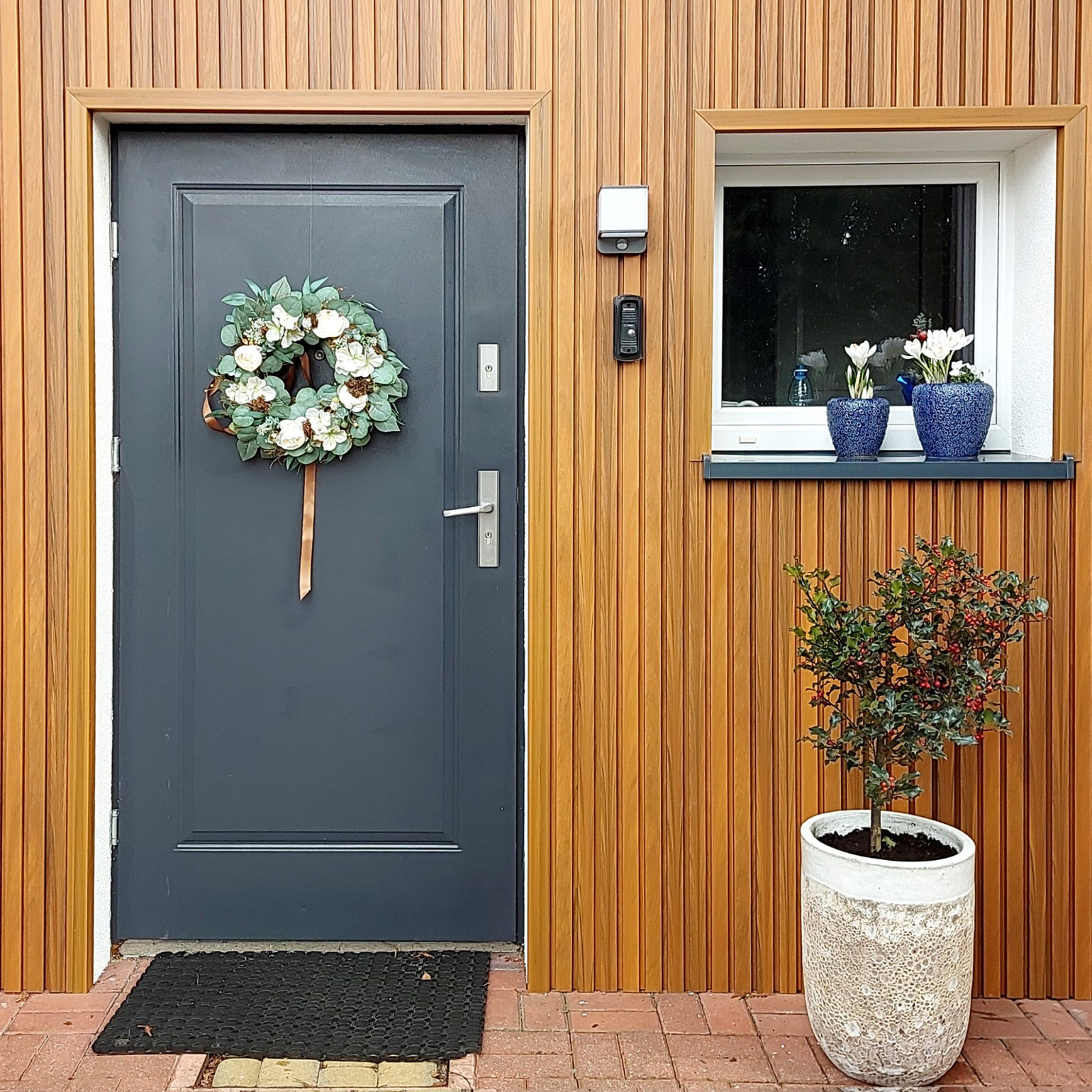 Moderne Fassade mit WPC Fassadenlamellen Premium Amber