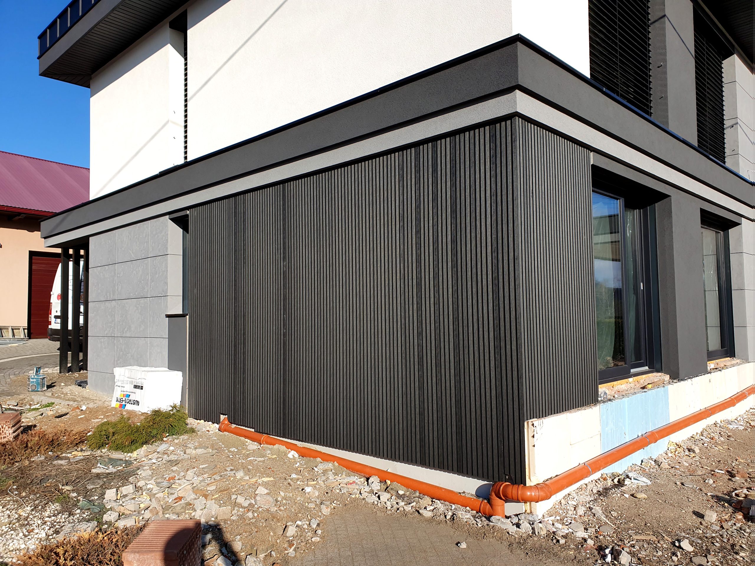 Moderne Fassade mit Verbundlamellen – ein grafitfarbener Stilakzent