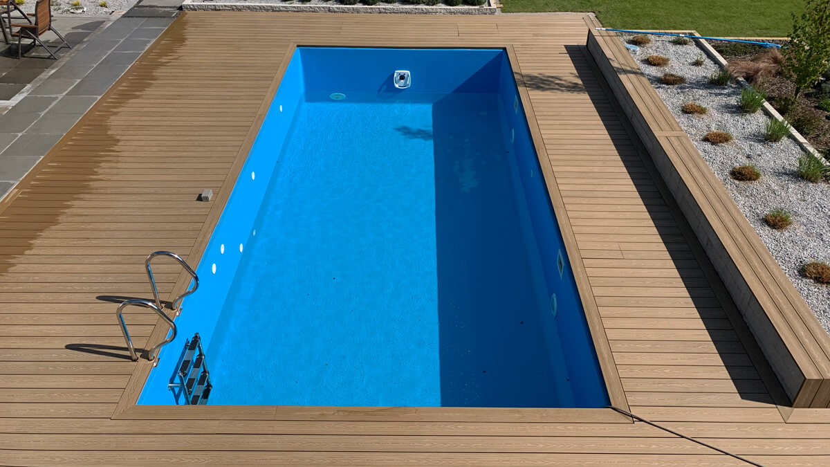 Poolumrandung aus 3D WPC-Terrassendielen in der Farbe Honey Teak