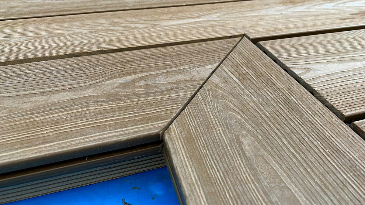 Poolumrandung aus 3D WPC-Terrassendielen in der Farbe Honey Teak
