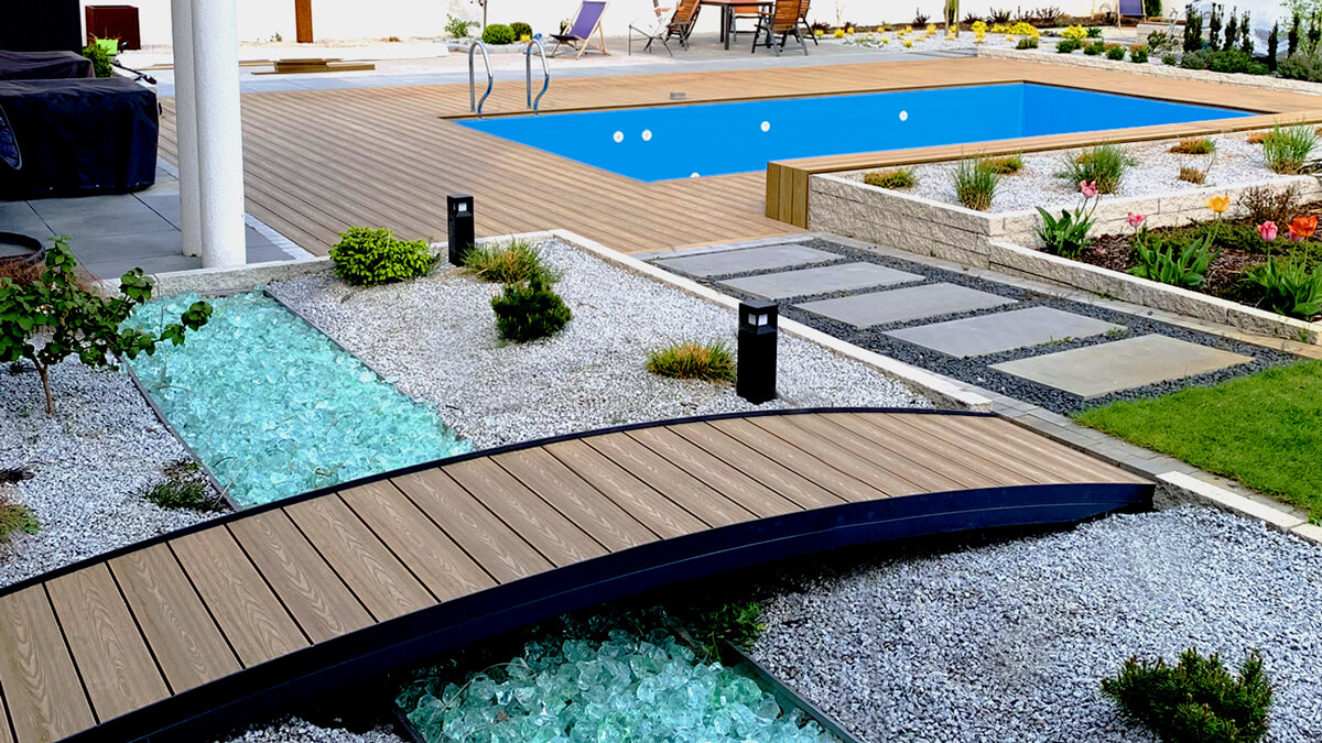 Poolumrandung aus 3D WPC-Terrassendielen in der Farbe Honey Teak