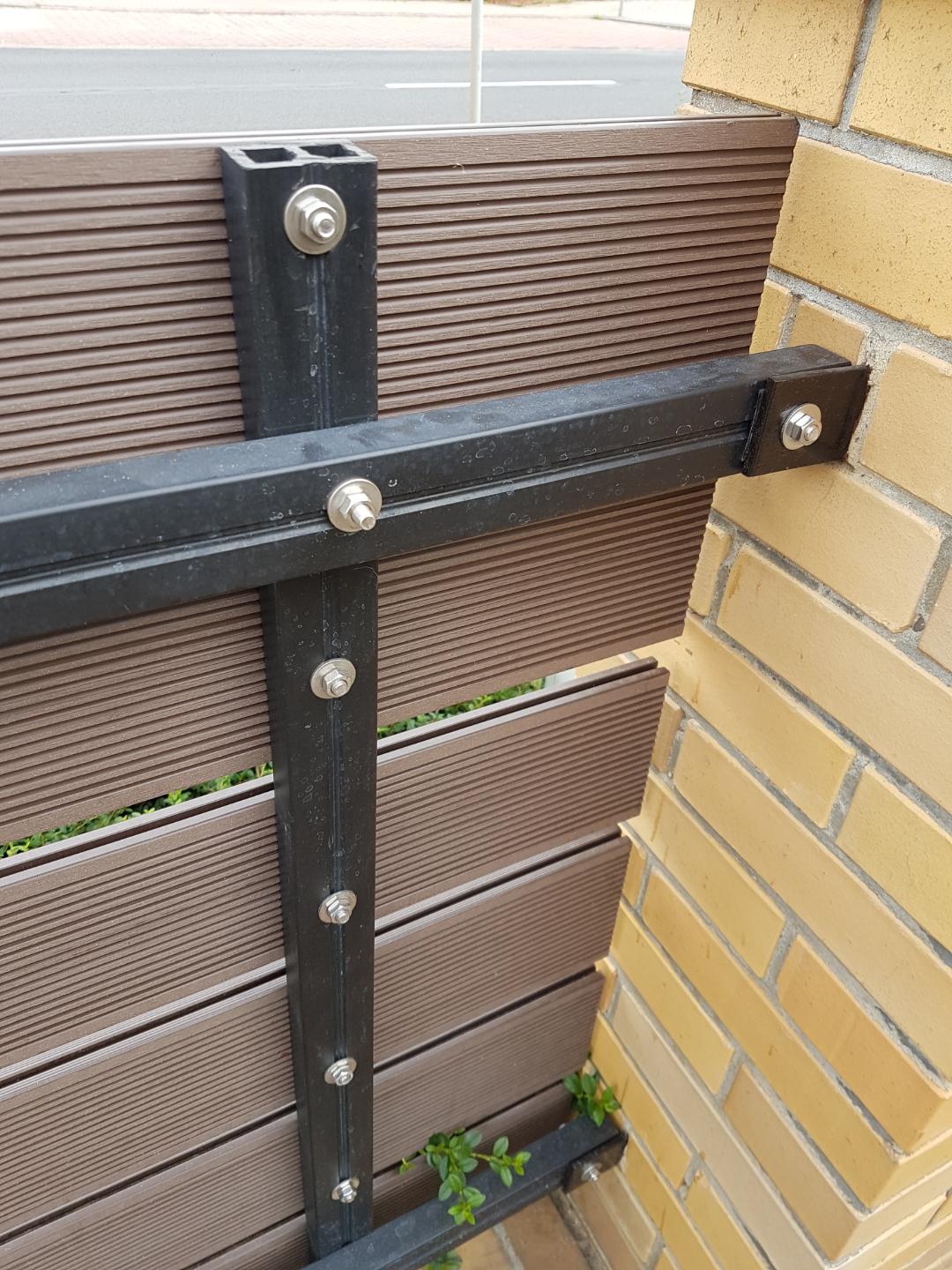 Zaun aus 3D-Terrassendielen in Braun – Langlebigkeit in eleganter Ausführung