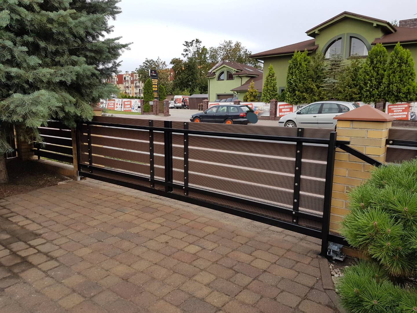 Zaun aus 3D-Terrassendielen in Braun – Langlebigkeit in eleganter Ausführung