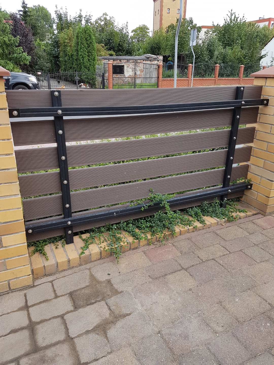 Zaun aus 3D-Terrassendielen in Braun – Langlebigkeit in eleganter Ausführung