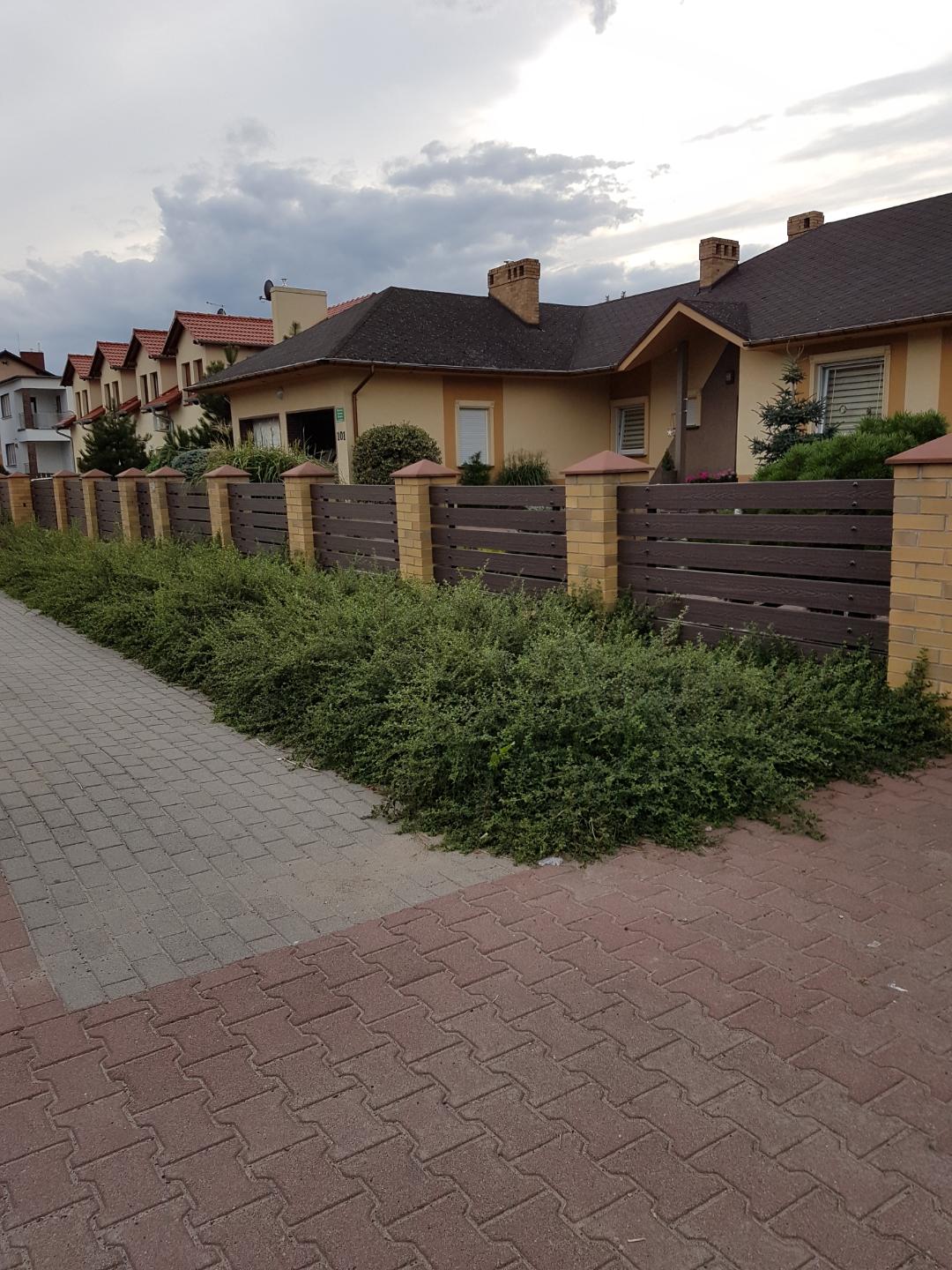 Zaun aus 3D-Terrassendielen in Braun – Langlebigkeit in eleganter Ausführung