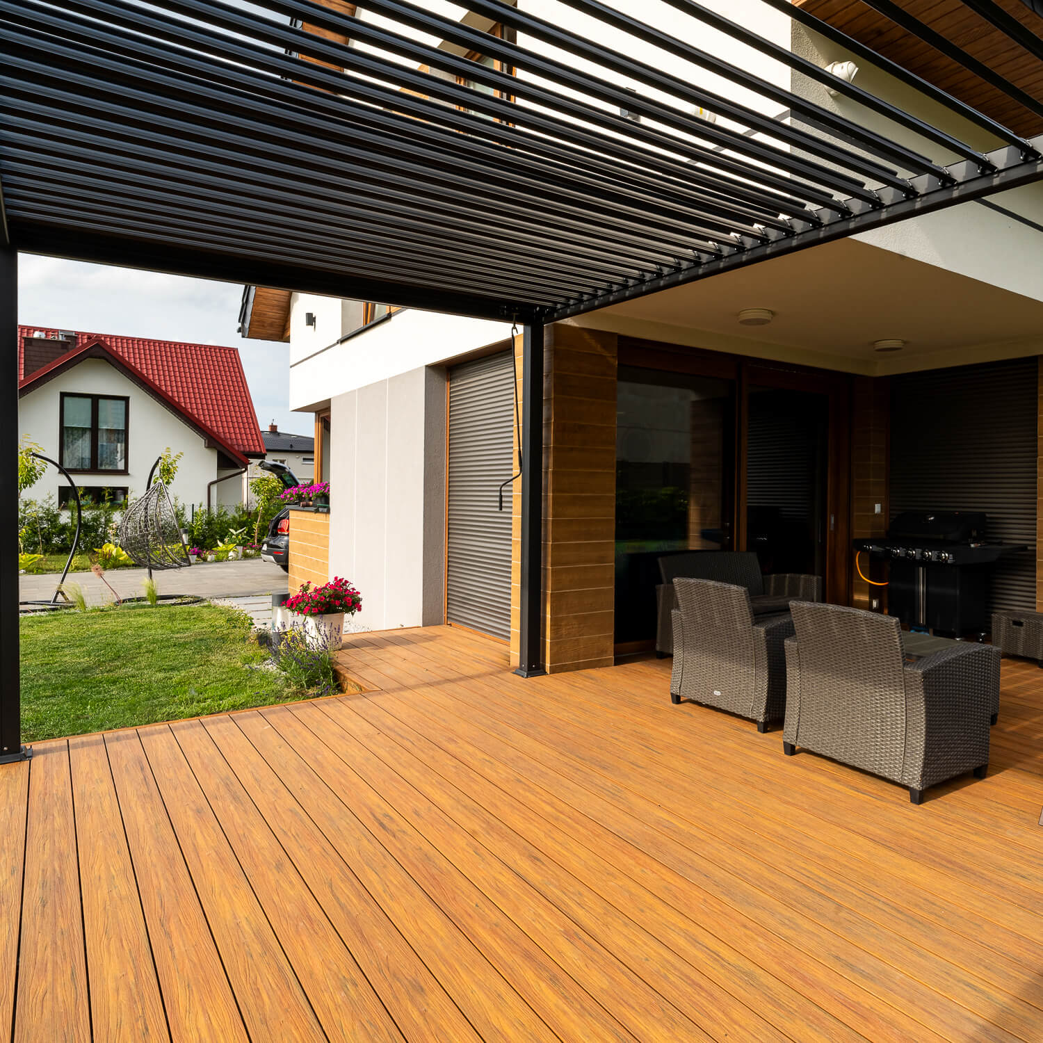 Gartenpergola von Liderwood – eine moderne WPC-Terrassengestaltung mit Premium-Terrassendielen in Amber